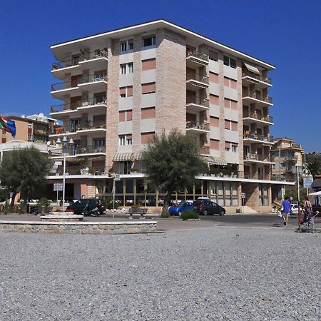 Gaiavacanze Beach Apartment Bordighera Exteriör bild