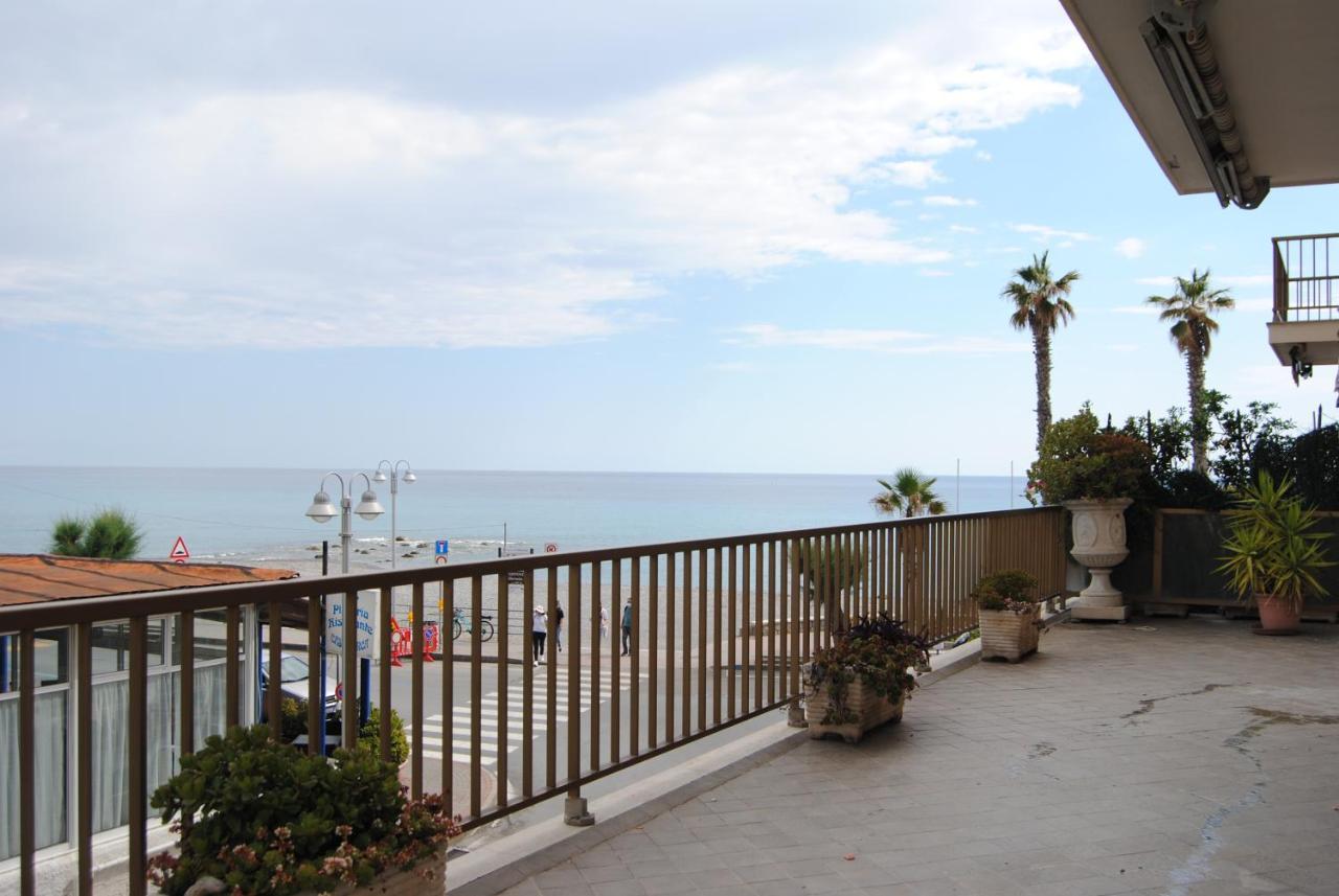 Gaiavacanze Beach Apartment Bordighera Exteriör bild