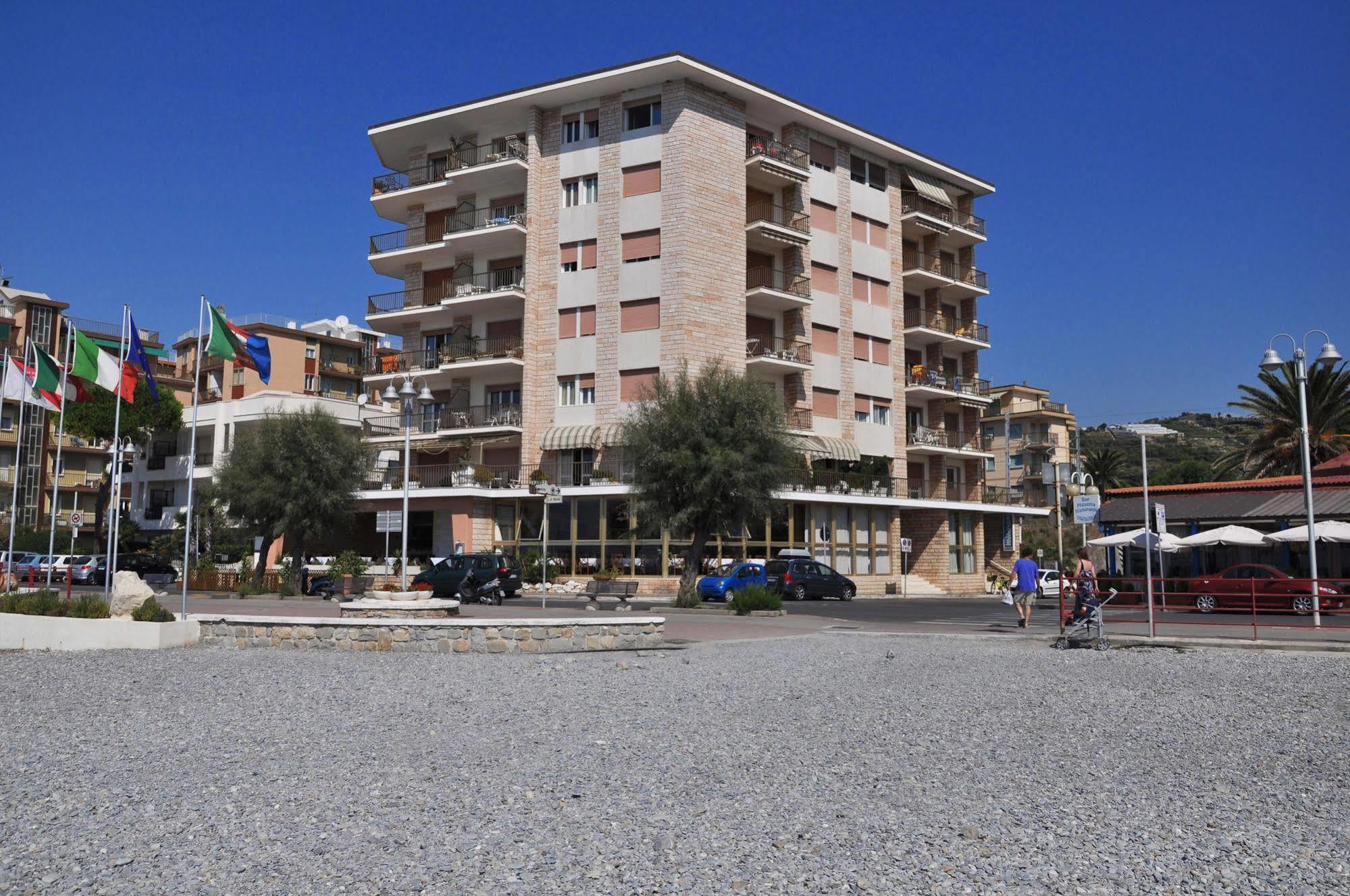Gaiavacanze Beach Apartment Bordighera Exteriör bild